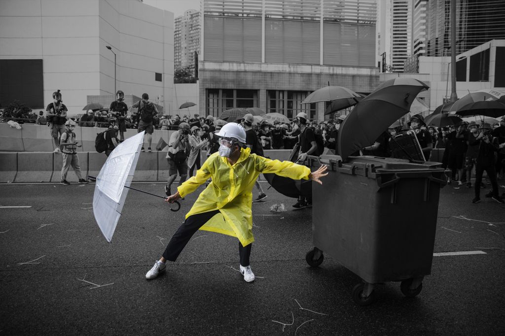 Khi chiếc dù không để che mưa nắng, chúng che chắn cho nền dân chủ của người Hong Kong